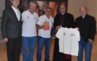 Delegado de ASICOTUR en Brasil entrega camiseta conmemorativa al nuevo Obispo de Campo Mourão