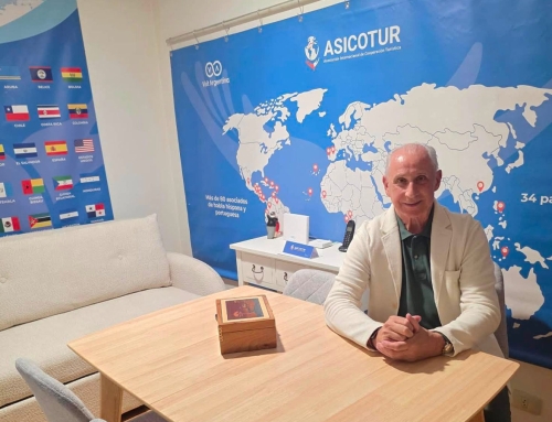 José Carlos de Santiago visita la sede de ASICOTUR